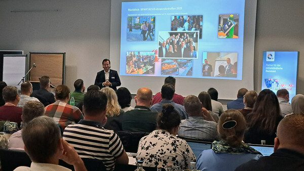 Zur Er&ouml;ffnung des SPARTACUS-Anwendertreffens 2026 gab Paul Hertwig, Gesch&auml;ftsf&uuml;hrer N+P Informationssysteme GmbH, u. a. einen R&uuml;ckblick auf das letzte Treffen