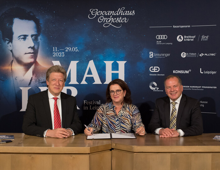 Bild: Vertragsunterzeichnung durch Jens und Ursula Hertwig sowie Professor Andreas Schulz Vertragsunterzeichnung durch Professor Andreas Schulz (Gewandhaus Leipzig) sowie Ursula und Jens Hertwig (N+P)