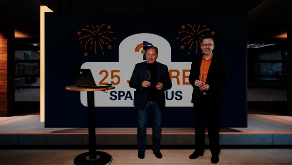 Ein Toast auf 25 Jahre SPARTACUS (l. Jens Hertwig, r. Michael Härtig)