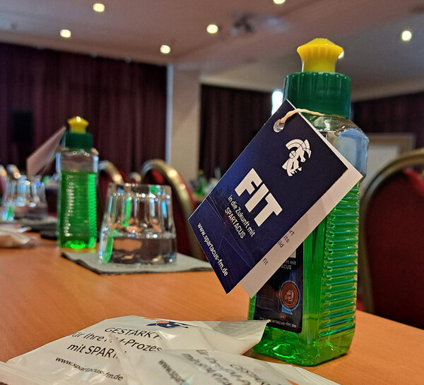 Die Fit-Flasche ist dem Roten Turm in Chemnitz nachempfunden
